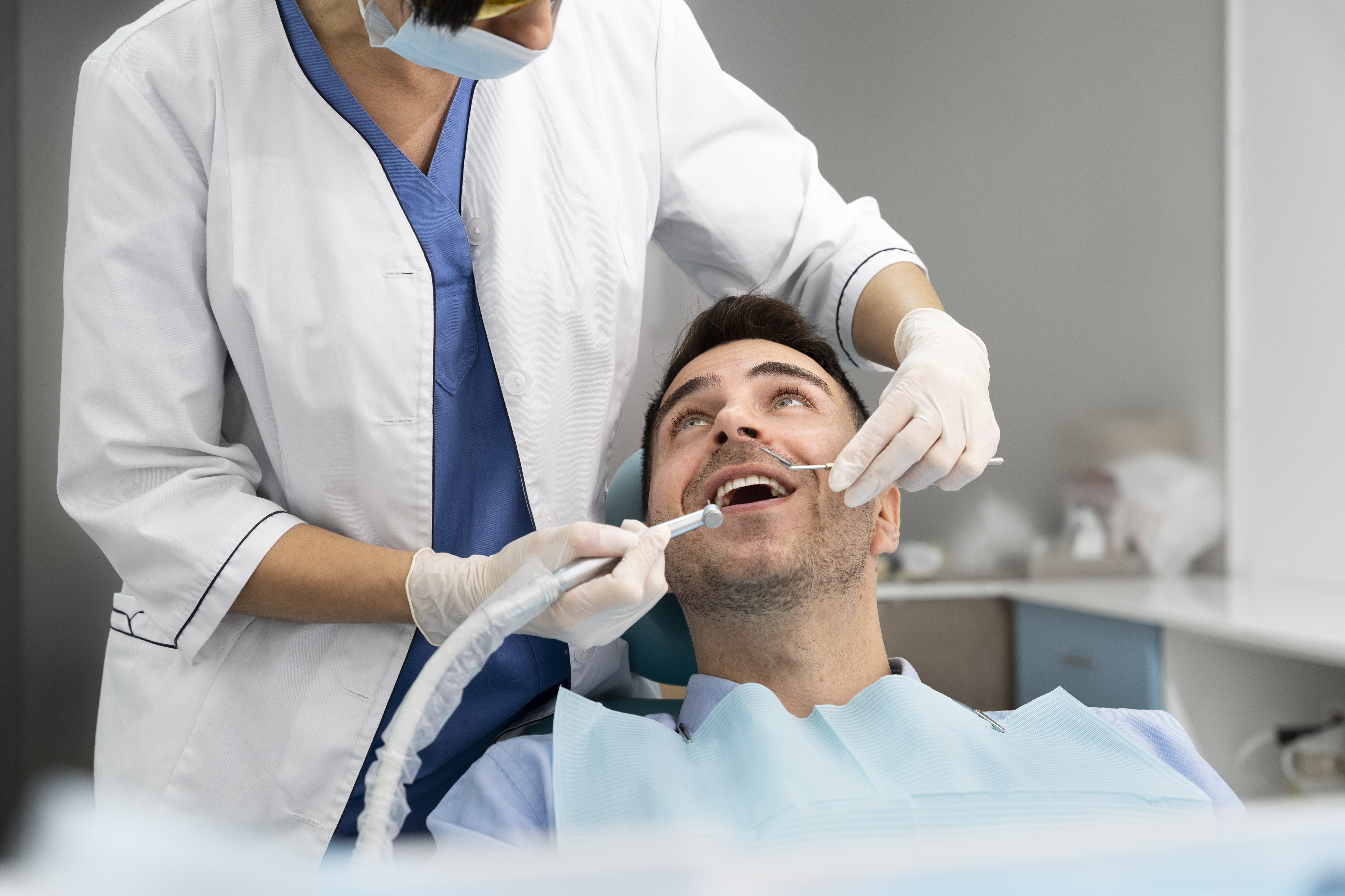 diş hekimi denyal hijyen sağladığı hastayı tedavi etiyor