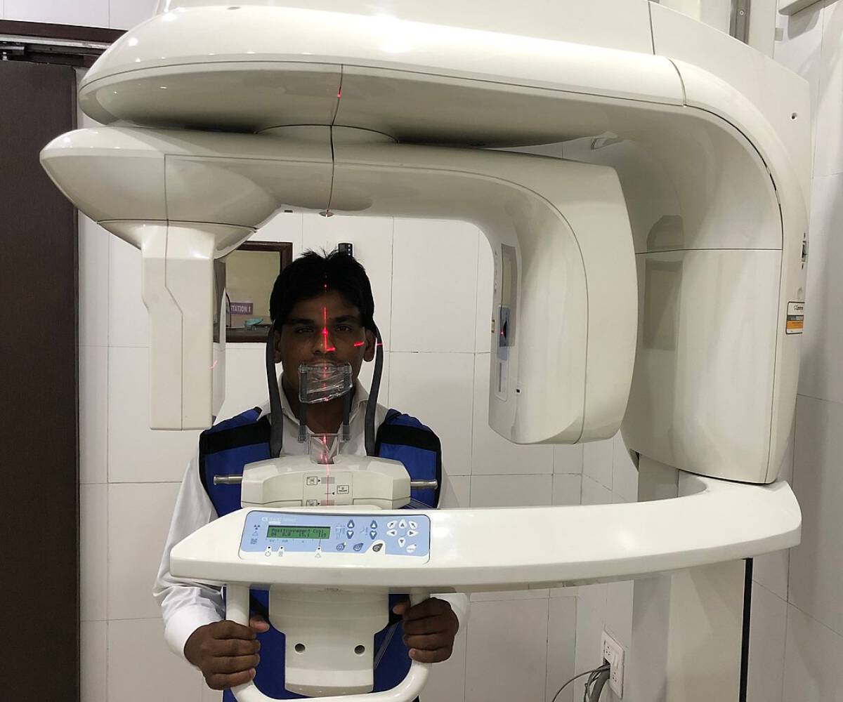 Görselde hasta diş için konik ışınlı tomografi yapıyor