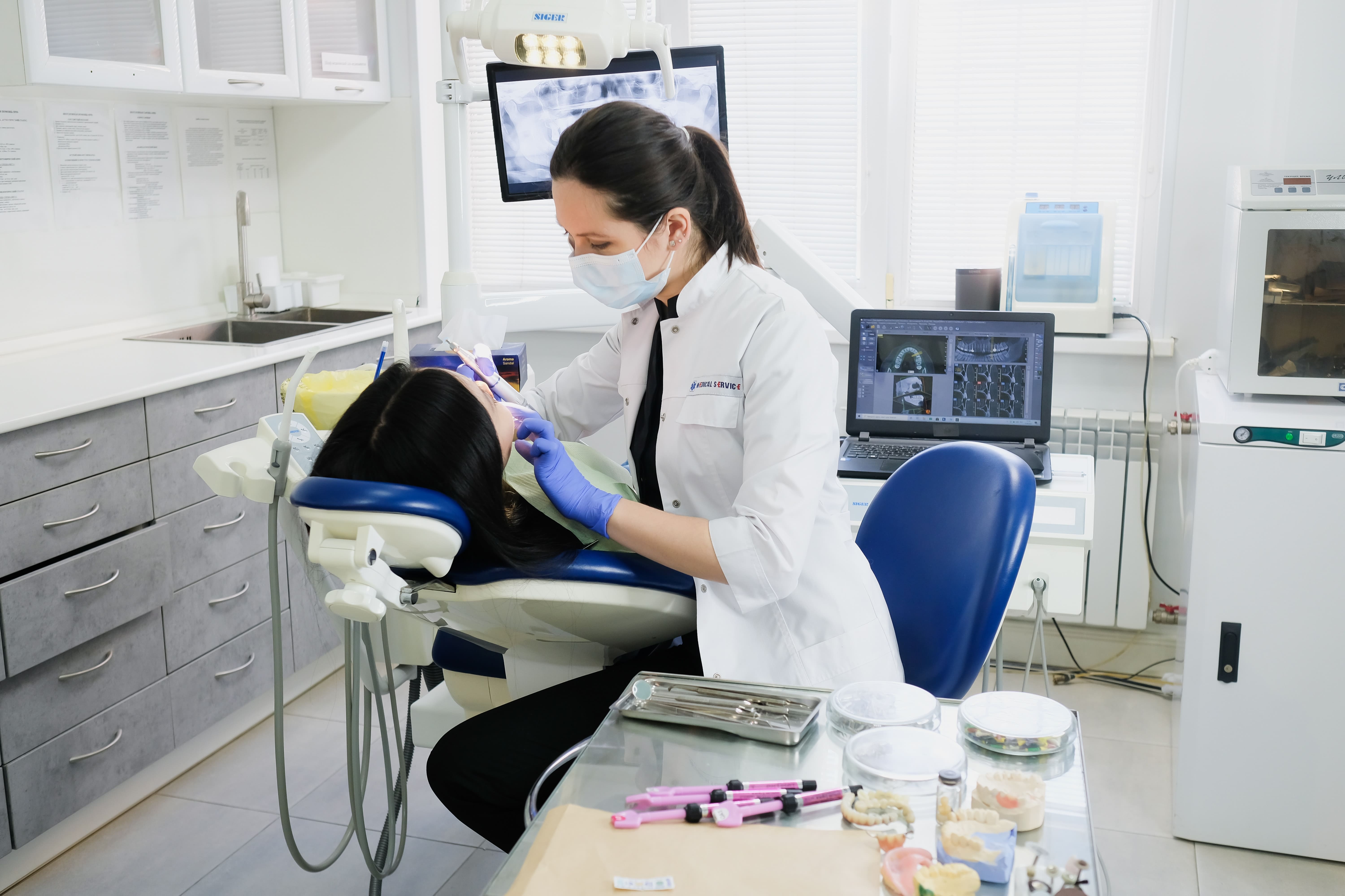 The tooth doctor applies the diagnostic solution method from the practice of dentistry to his patient