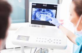 the dentist analyzes dental intelligence and informs the patient about the diagnosis