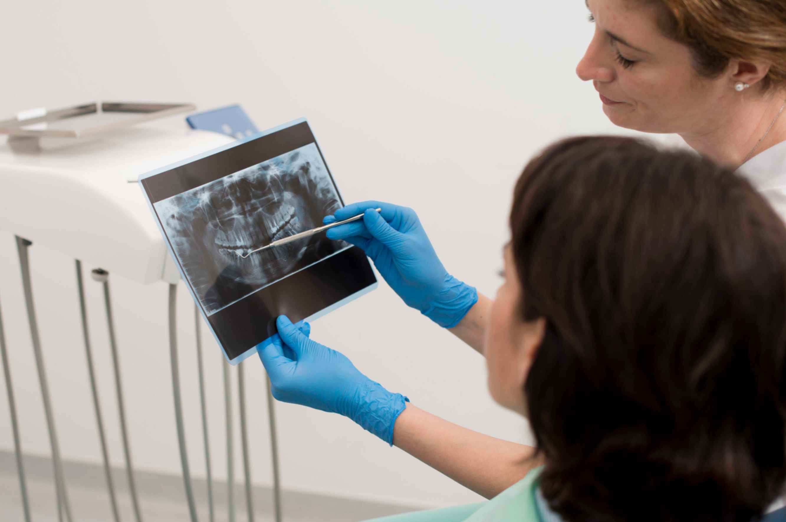 Diş hekimi, hastaya dental görüntüleme hakkında bilgi veriyor.