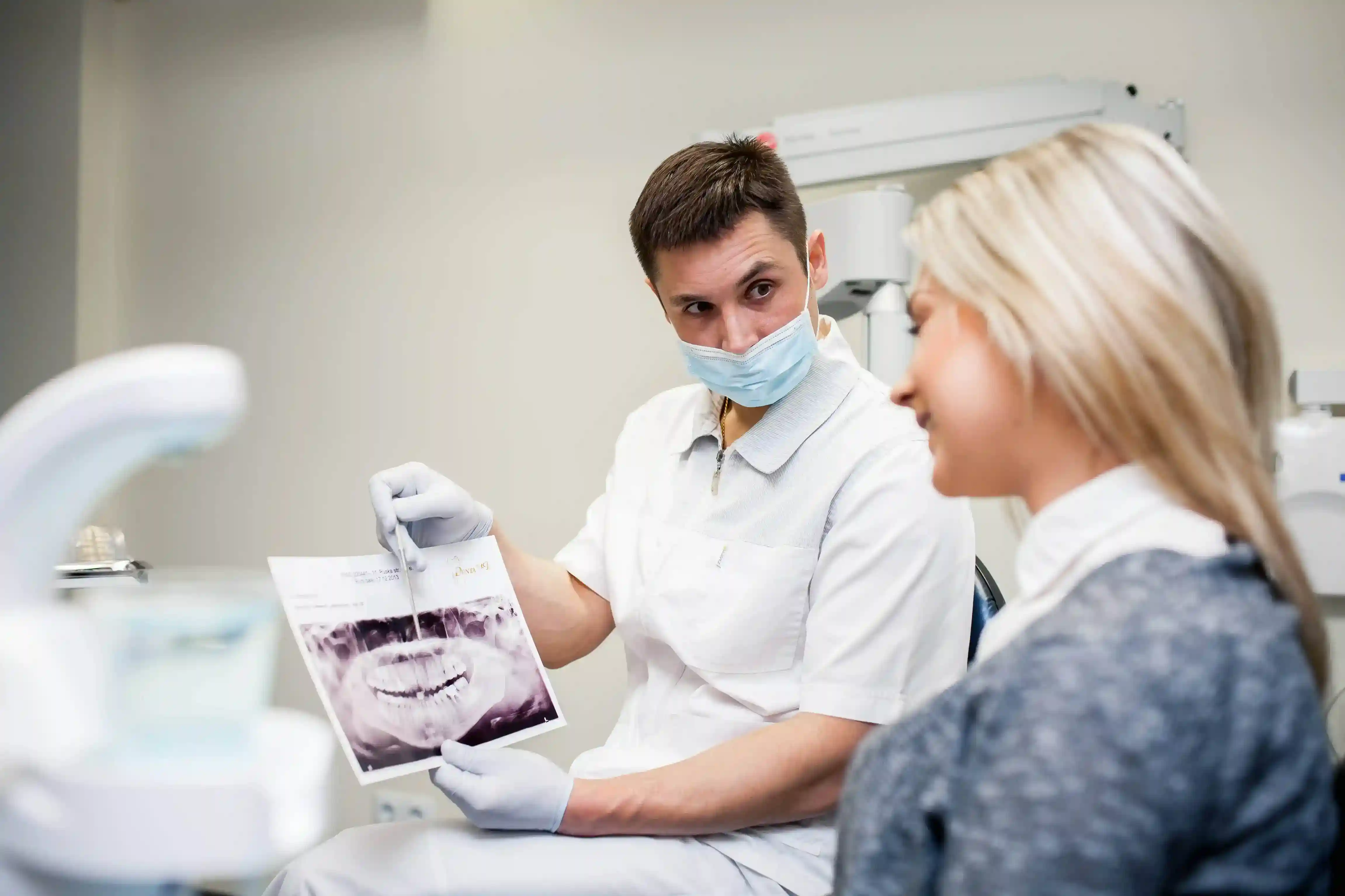 Bir hastanın dental görüntüleme raporunu inceleyen bir diş hekimi.